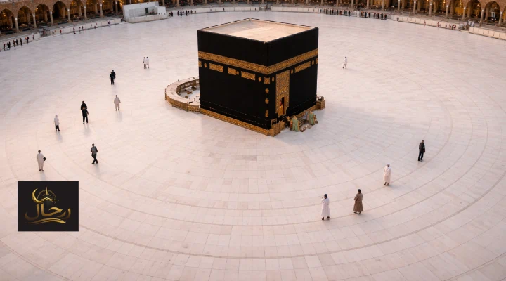 صحن الطواف بعدد قليل من المعتمرين ومساحة واسعة للحركة
